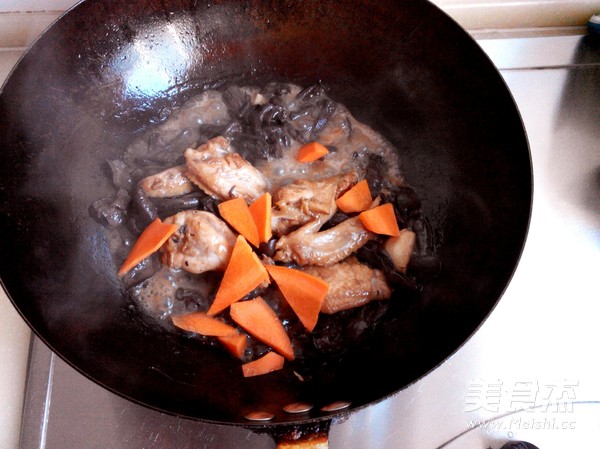 红蘑鸡翅的做法