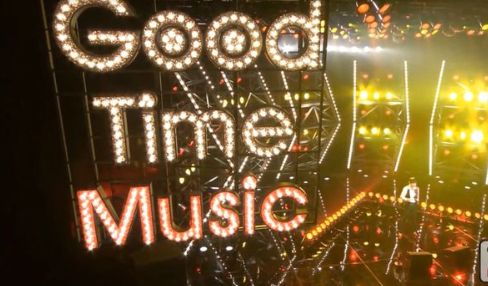 有一首歌,歌词是woke up on the right sand of my bed,what