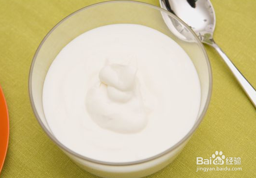 DIY草莓酸奶嫩肤面膜，快学起来