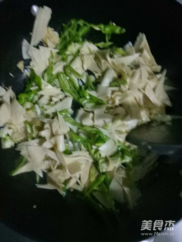 豆皮炒青椒的做法