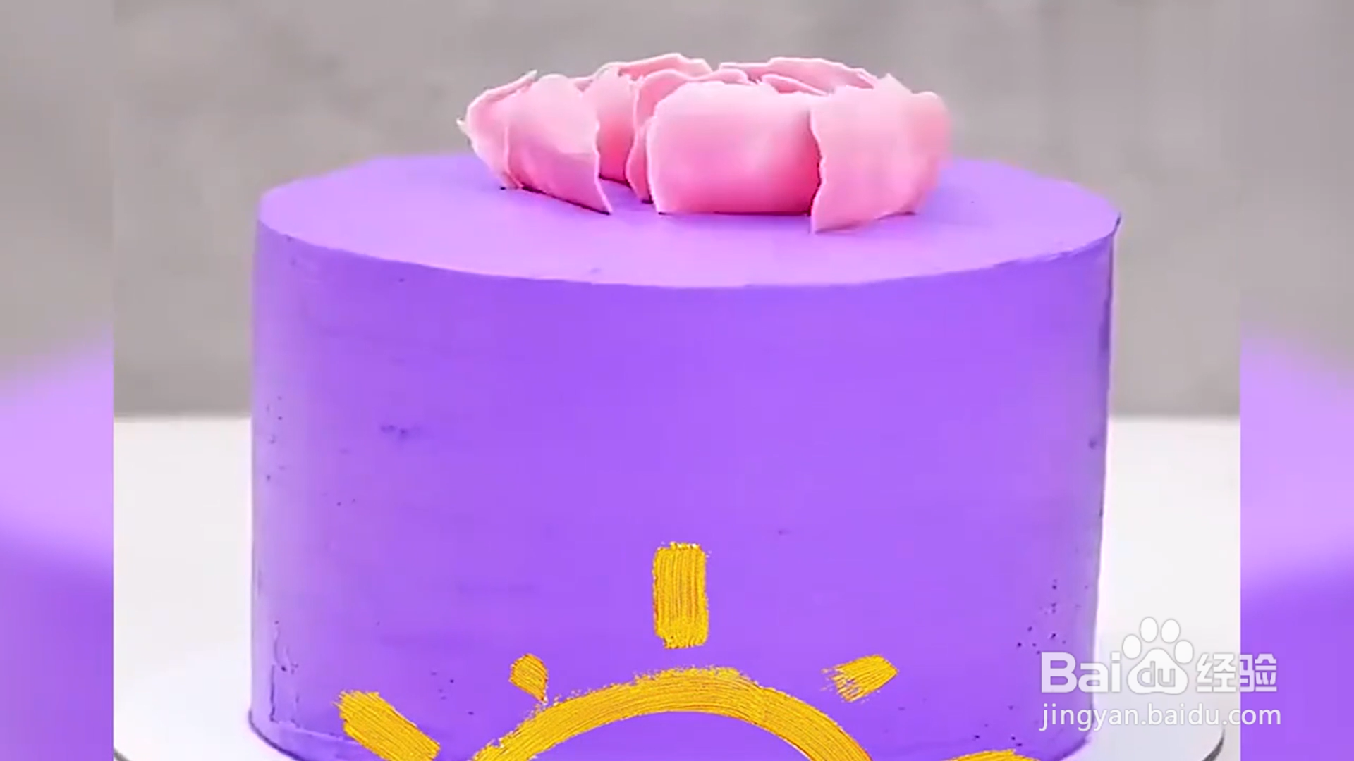 如何装饰一个花瓣蛋糕