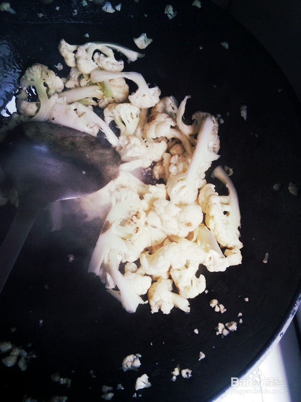 如何做火腿炒菜花？