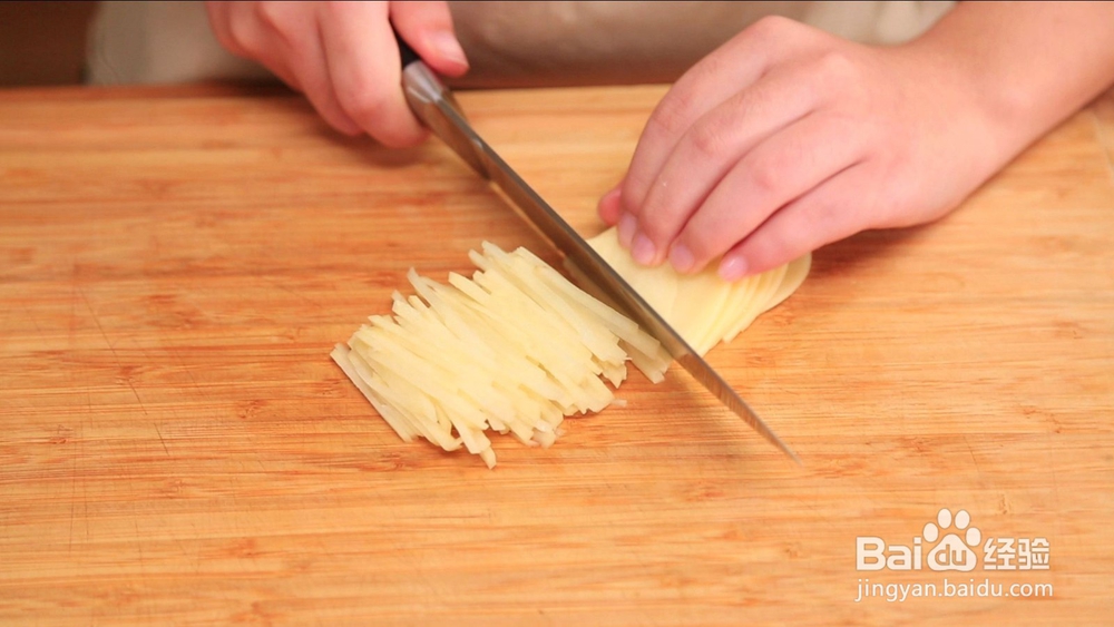 不用锅也能爆香的土豆丝，一勺油就搞定！
