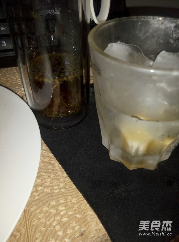 煎鸡胸片配薰衣草花饮