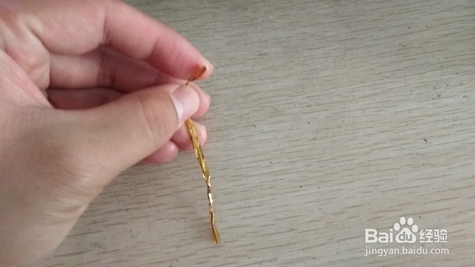 如何用面包袋的绑绳做简易的中性笔的支架