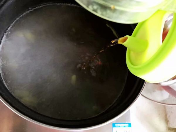 姬松茸茶树菇鸡汤