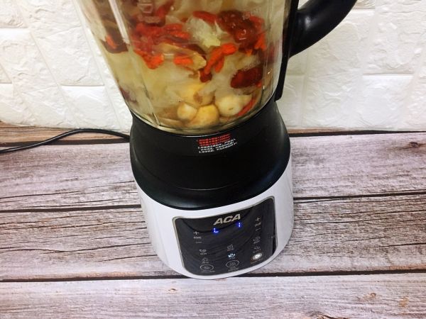 雪耳莲子红枣羹