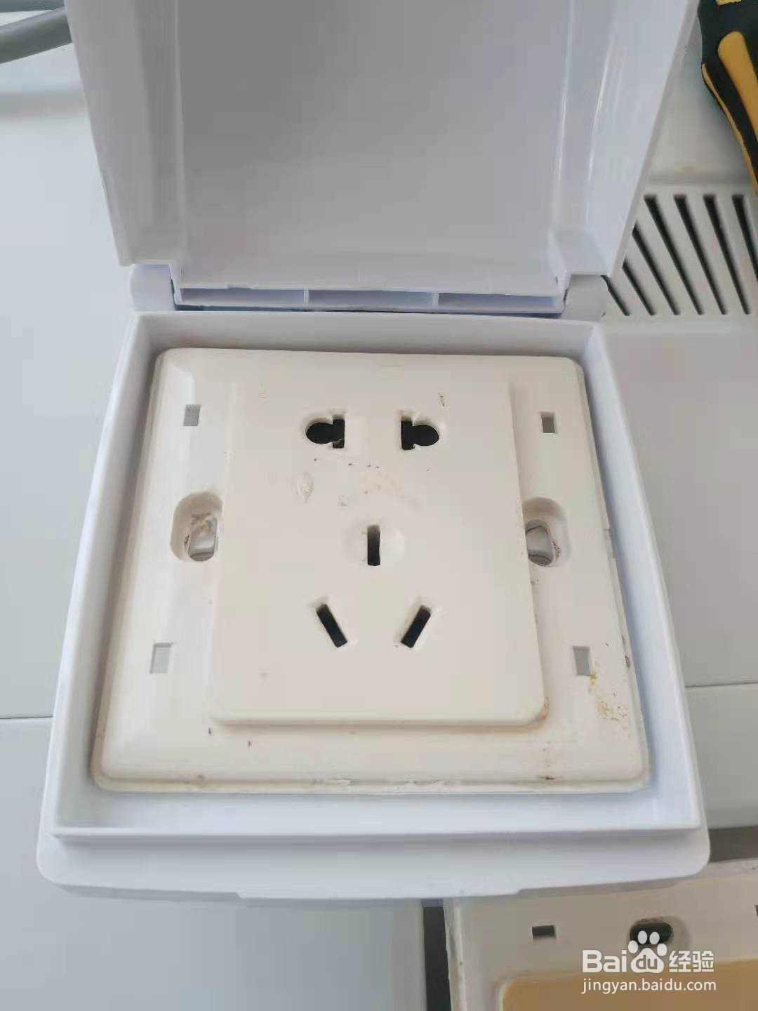 如何给插座增加防水防溅盒