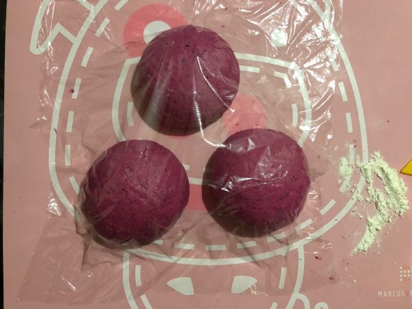 火龙果松软粉吐司