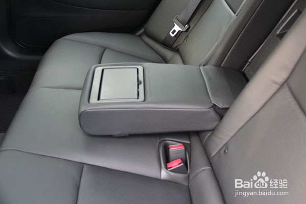 汽车后排空调出风口怎么拆