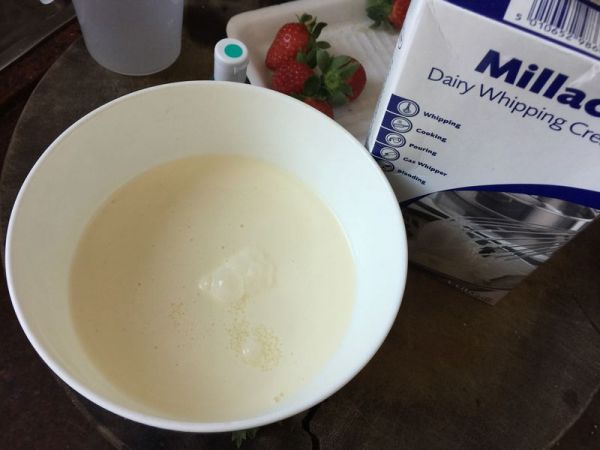 草莓奶油蛋糕卷