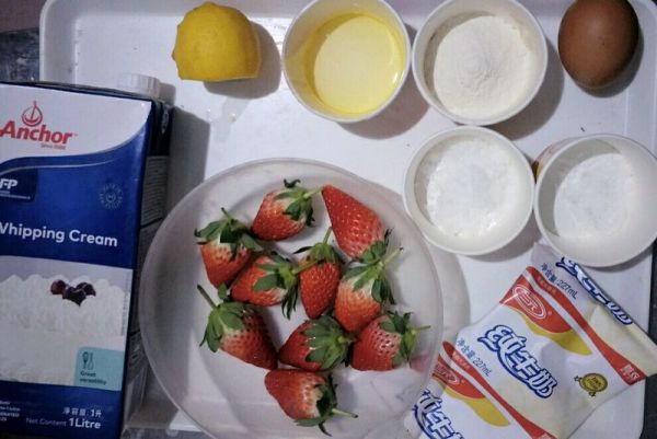 #网红美食我来做#奶油草莓小贝