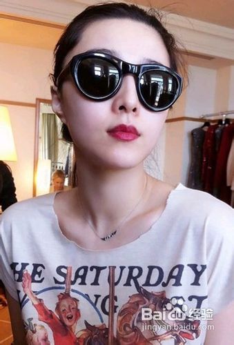 能让你看上去年轻十岁的服装搭配方法