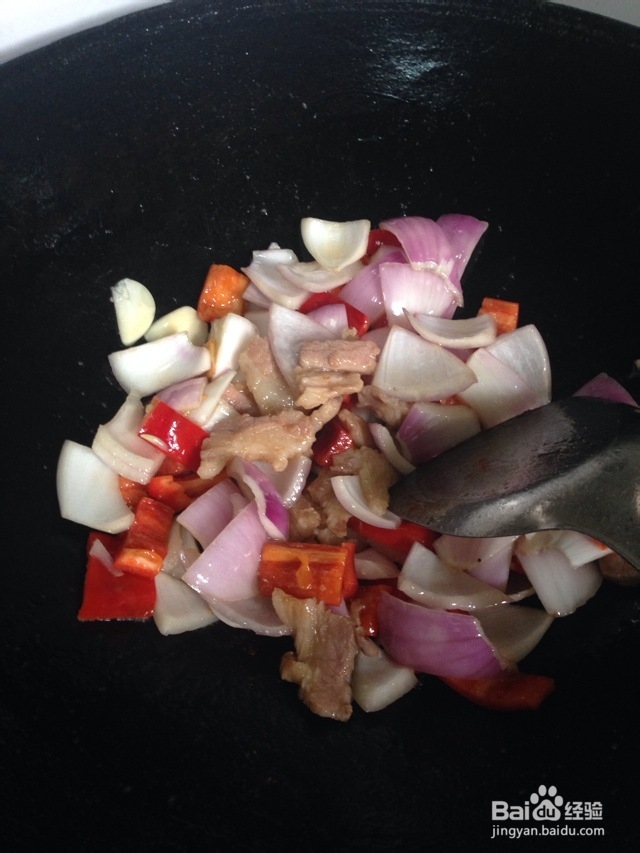 小朋友看着新奇的食物-干锅淮山