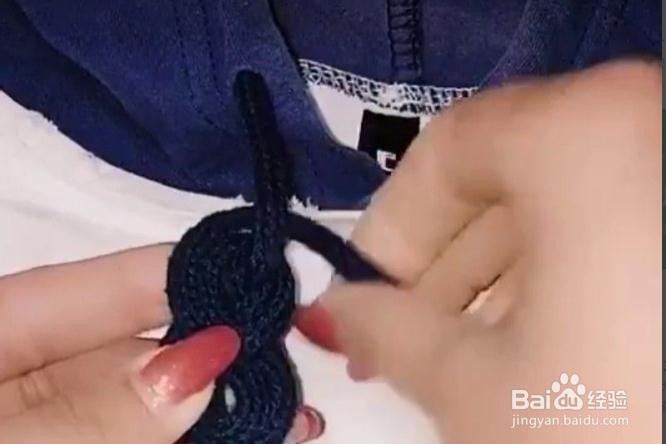 女生卫衣两根宽扁带子系法