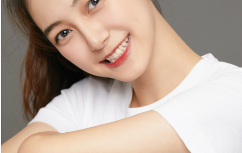 自拍照姿势怎么摆女