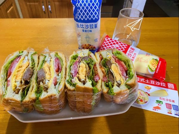 嫩牛肉火腿三明治