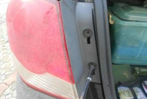 自由侠怎么更换刹车灯。不知道怎么打开尾灯罩