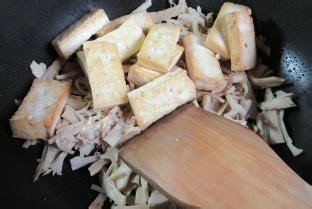 水笋烧老豆腐制作的步骤