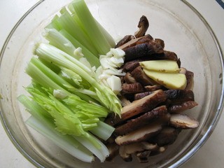 蚝油花菇焖鸡杂