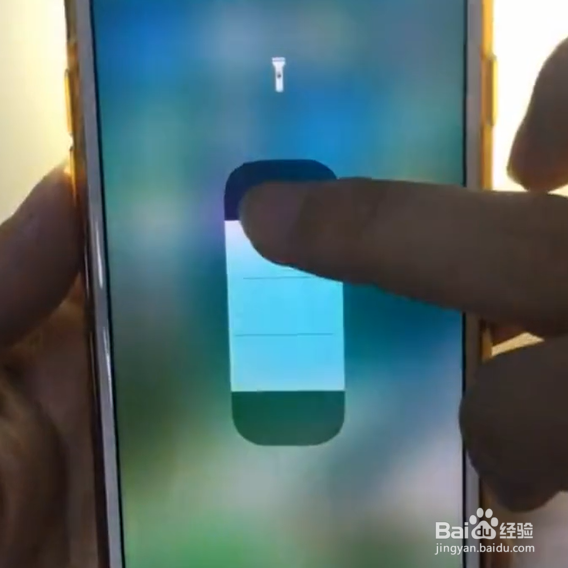 怎样调节iPhone手电筒亮度