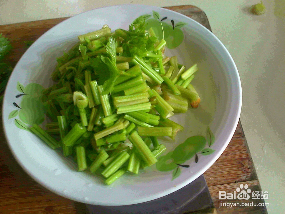 怎样做好炒旱芹菜地瓜粉的备料