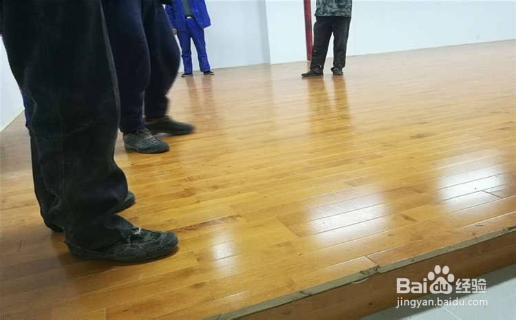 体育馆木地板破裂如何解决
