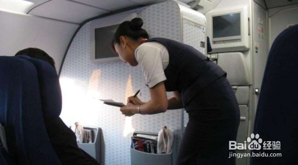 在飞机上把水泼到乘客身上怎么办