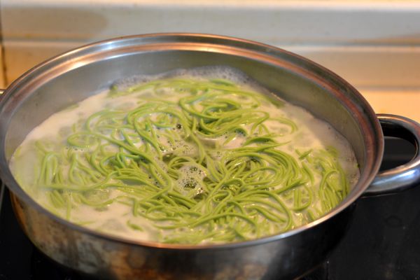 菠菜汁大虾鸡汤面