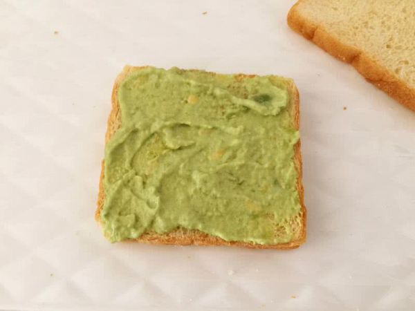 鲜虾牛油果三明治