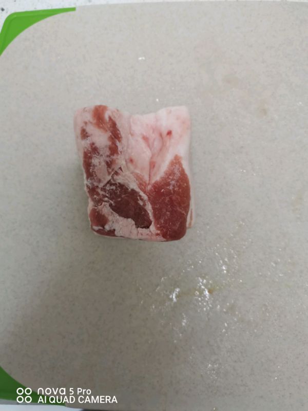 五花肉鸡腿焖面