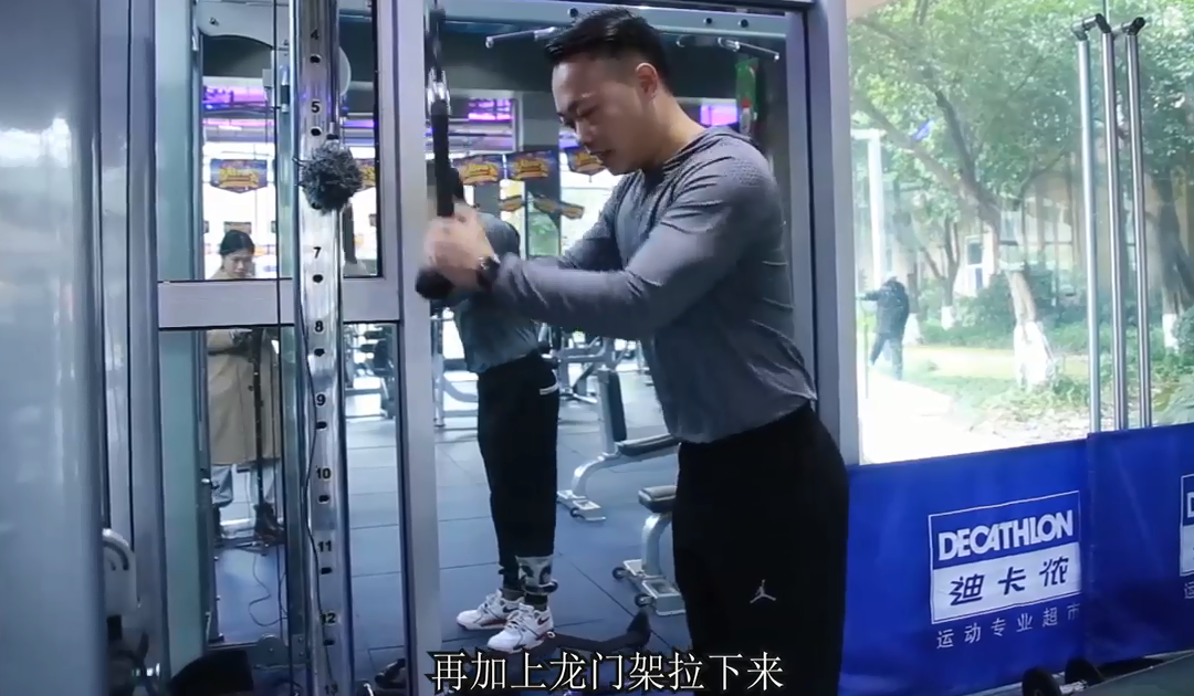 增肌干货:绳索下压,锻炼肱三头肌
