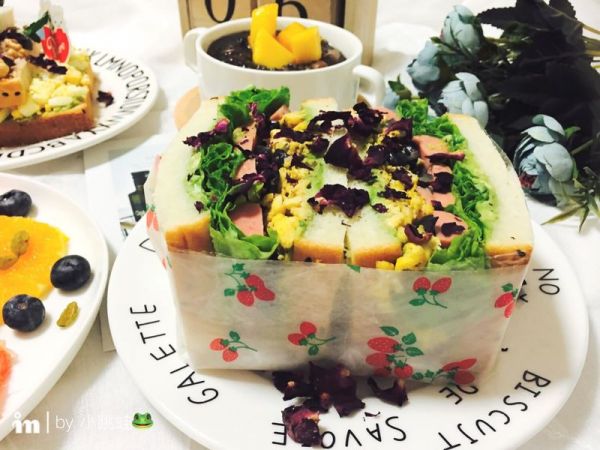 牛油果鸡蛋火腿三明治