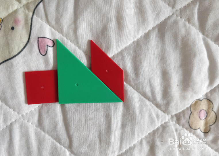 用七巧板智力拼图怎么拼一只向前奔跑的鸡宝宝？