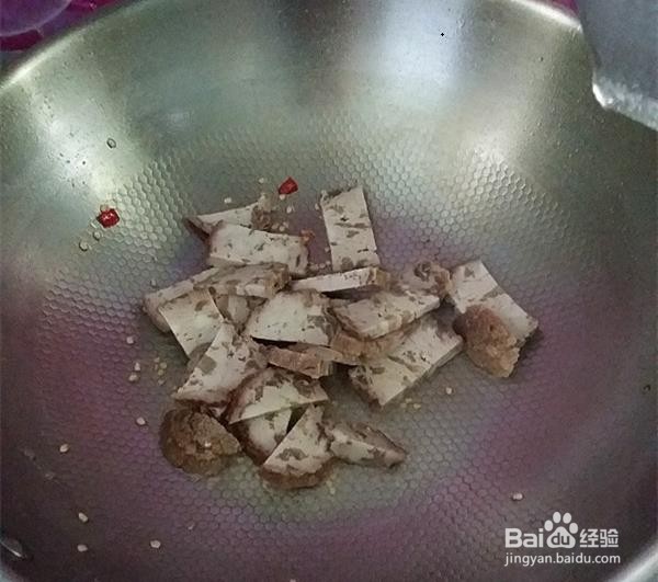 怎么制作美味的蒜苗炒猪血丸子？