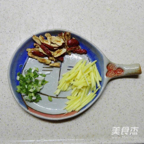 红枣枸杞蒸滑鸡