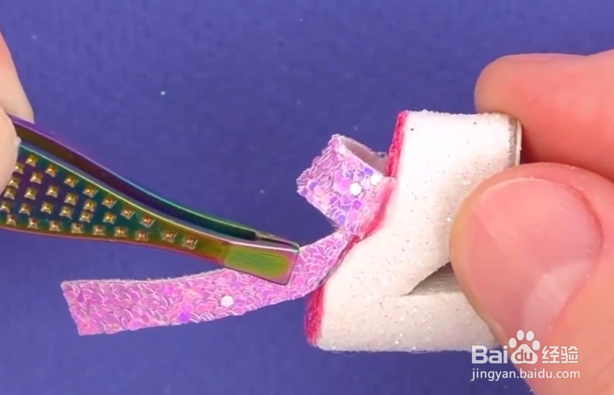 如何给芭比做一双粉色亮片鞋