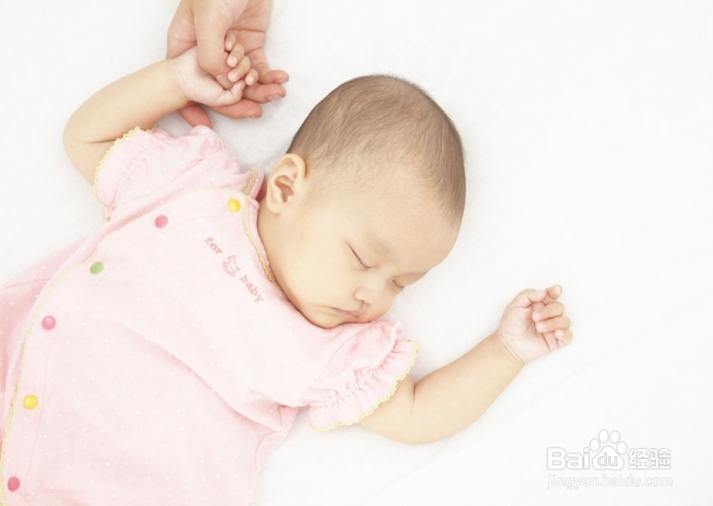 宝宝睡觉时爱踢被子怎么办