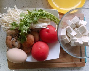 西红柿菌菇豆腐汤的做法