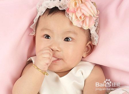 宝宝怕生，胆小、不合群怎么办?