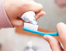 牙膏选什么样的牙膏好，牙膏下面有蓝绿红黑颜色的，到底哪个好呢