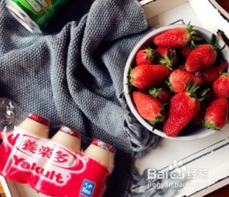 草莓雪碧养乐多的做法