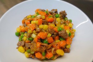 小朋友都喜欢的葱香蔬菜嫩爆牛肉粒