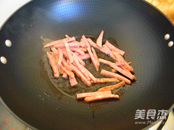 火腿炒芹菜的做法