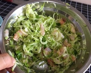 教你怎么做虾仁西葫芦抱蛋