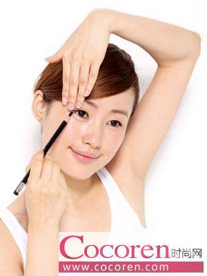 怎样正确使用眼线产品打造迷人眼线