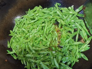 养生食补四季豆梅干菜炒肉的做法