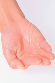 正确清洁脸部肌肤图解法