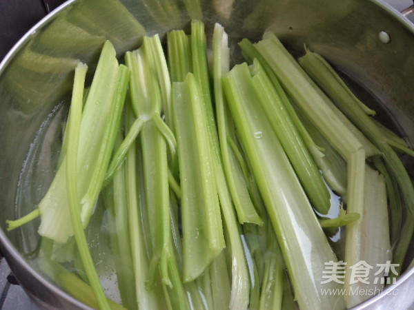 火腿炒芹菜的做法