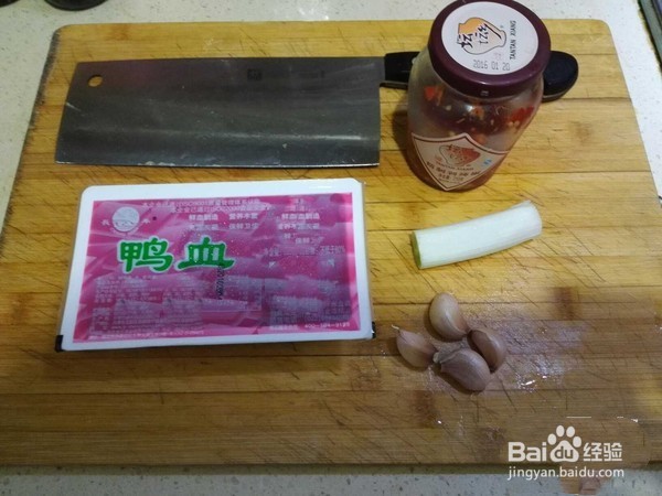 炒鸭血的做法